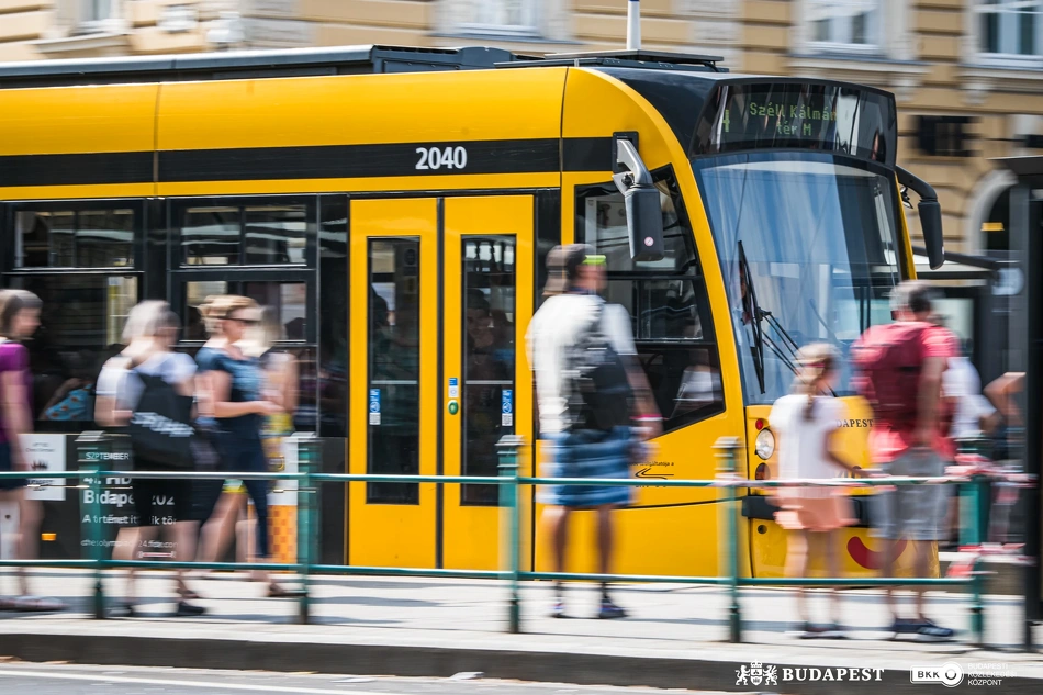 Combino típusú villamos a Nyugati pályaudvárnál