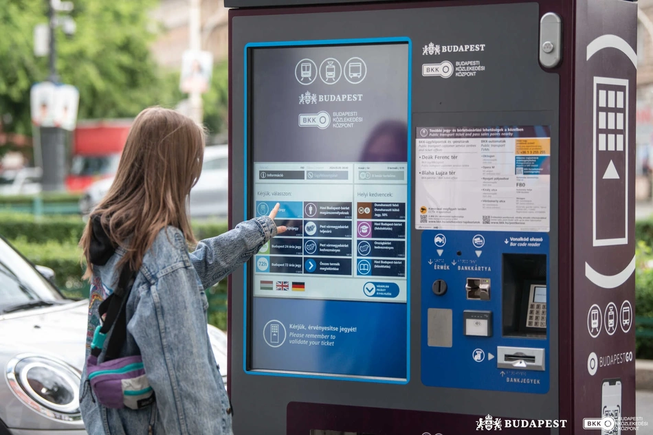 Egy nő vásárol a BKK automatájából