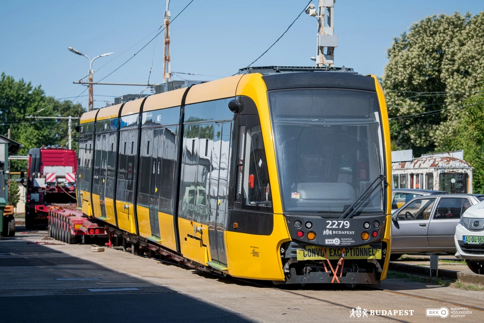 CAF-villamos érkezése.