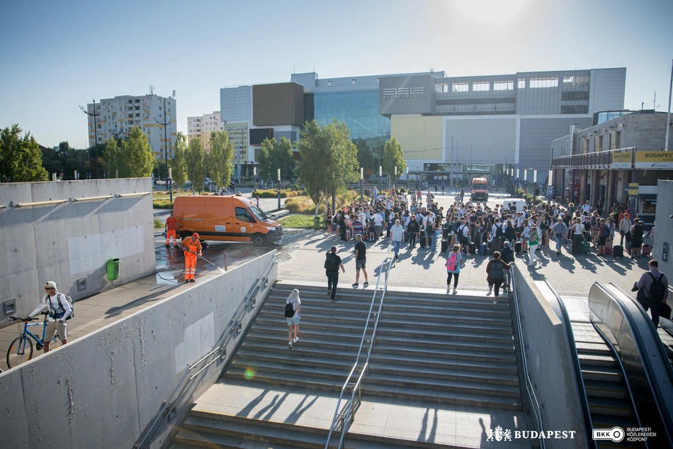 Köztisztasági kezdeményezés Kelenföld vasútállomáson.
