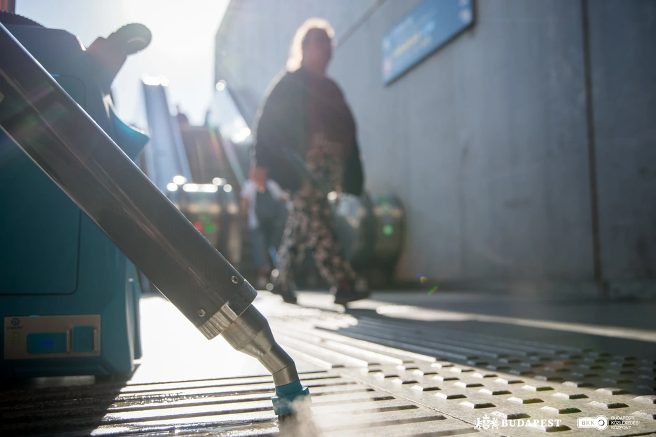 Köztisztasági kezdeményezés Kelenföld vasútállomáson.