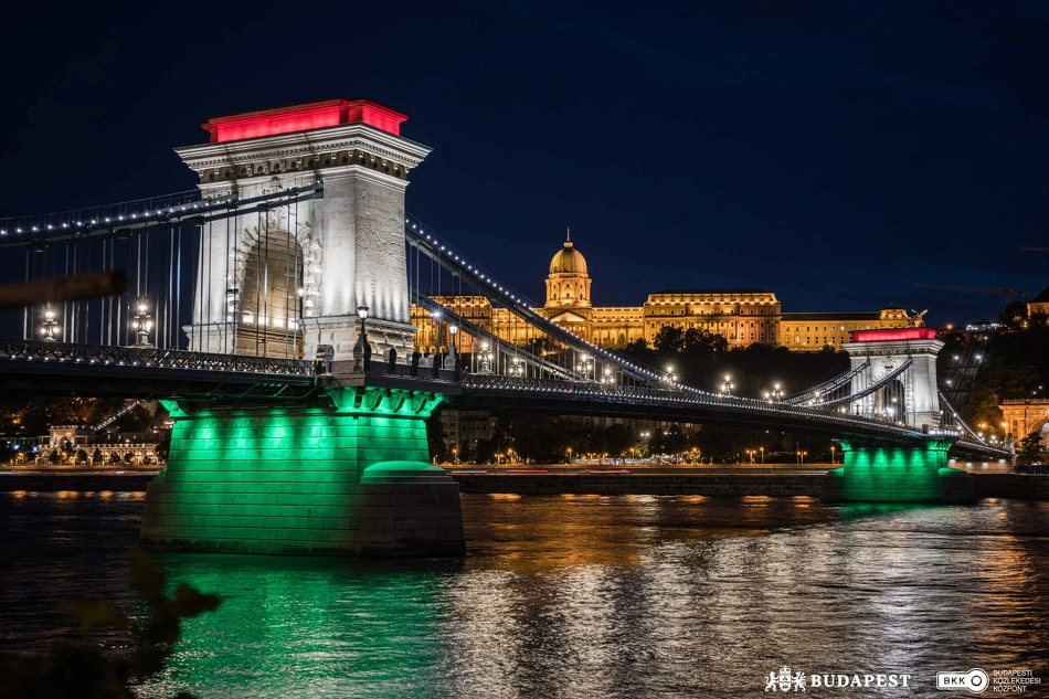 Lánchíd nemzeti színekkel megvilágítva