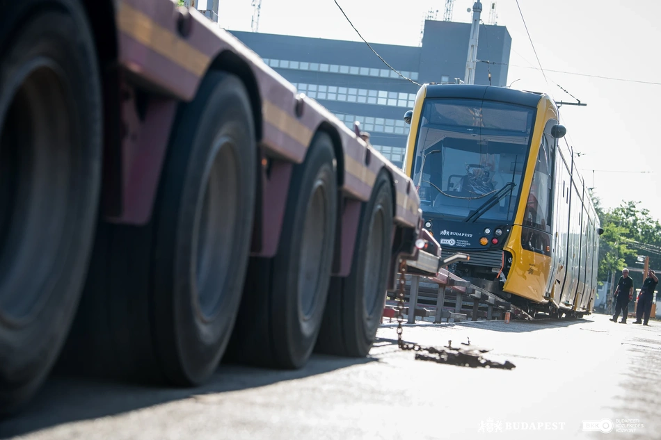 CAF-villamos szállítása.