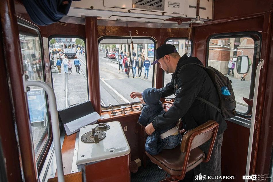Kisfiú egy nosztalgia villamos vezetőfülkéjében