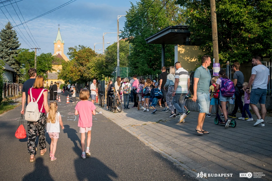 Hamarosan kezdődik a tanítás - gyermekek és szüleik az iskola előtt