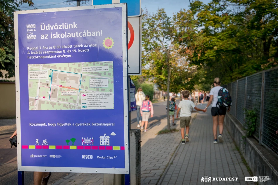 Az iskolautca tájékoztató táblája