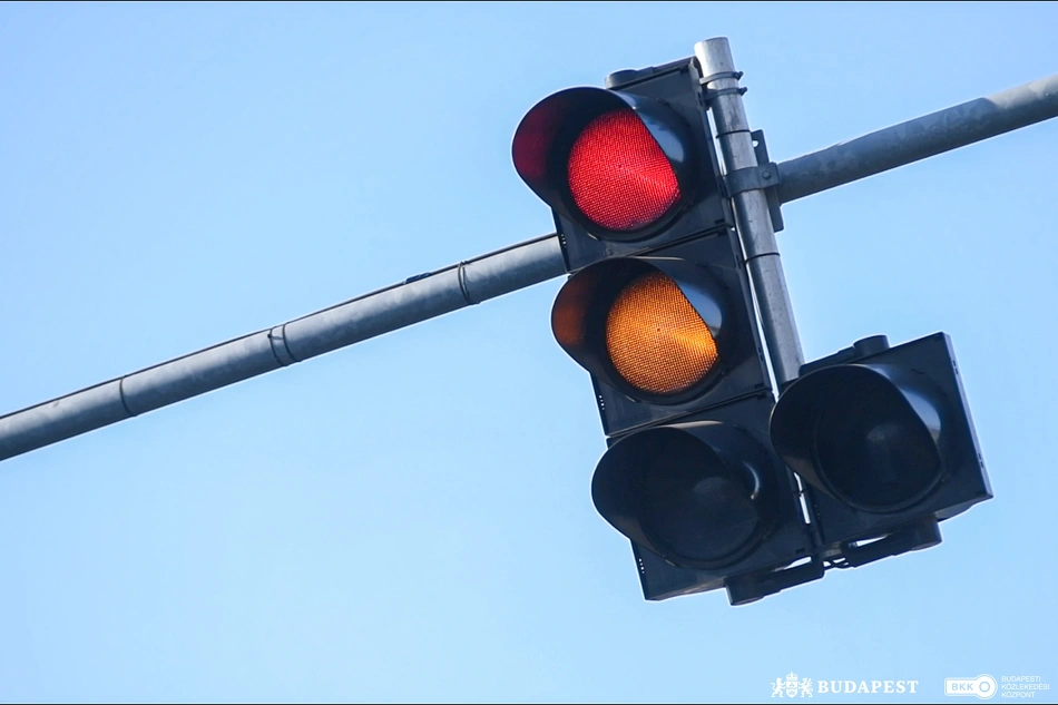 Pirosan világít egy jelzőlámpa