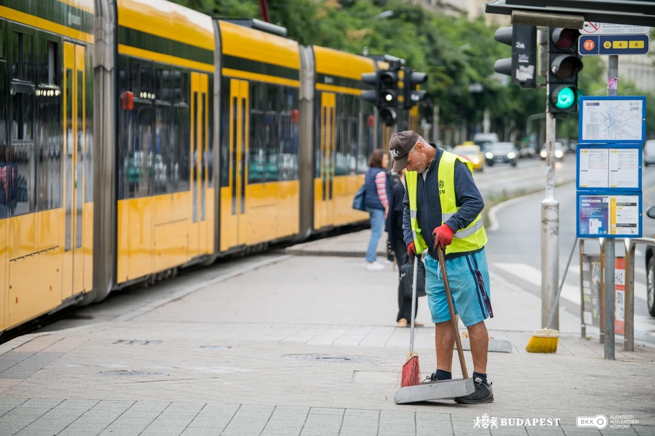 Köztisztasági akció a Blaha Lujza téren.