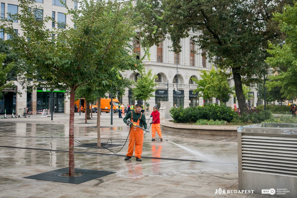Köztisztasági akció a Blaha Lujza téren.