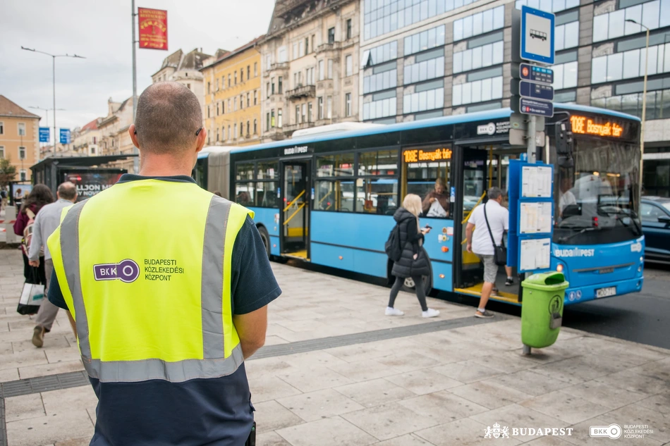 Köztisztasági akció a Blaha Lujza téren.