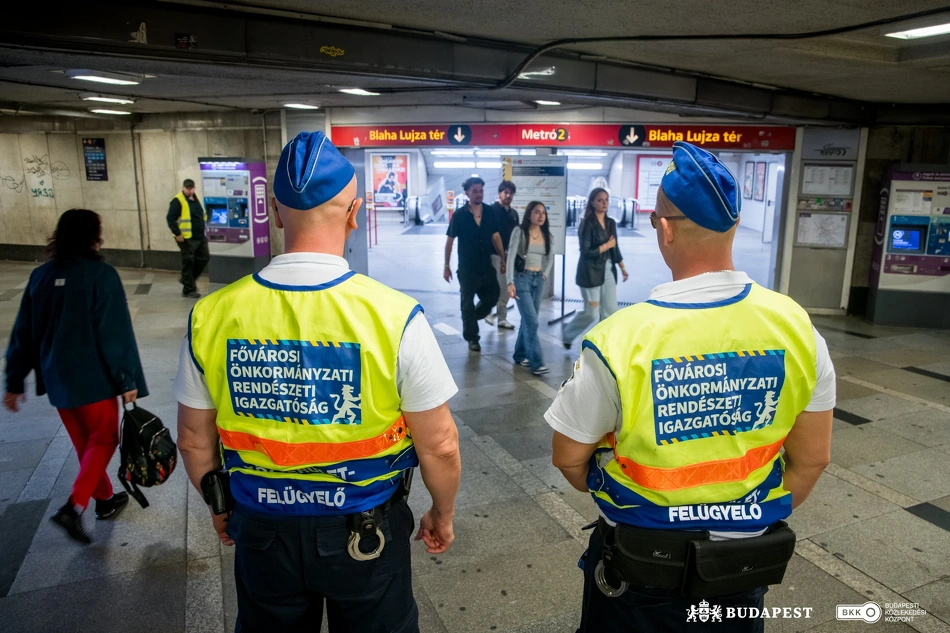 Köztisztasági akció a Blaha Lujza téren.