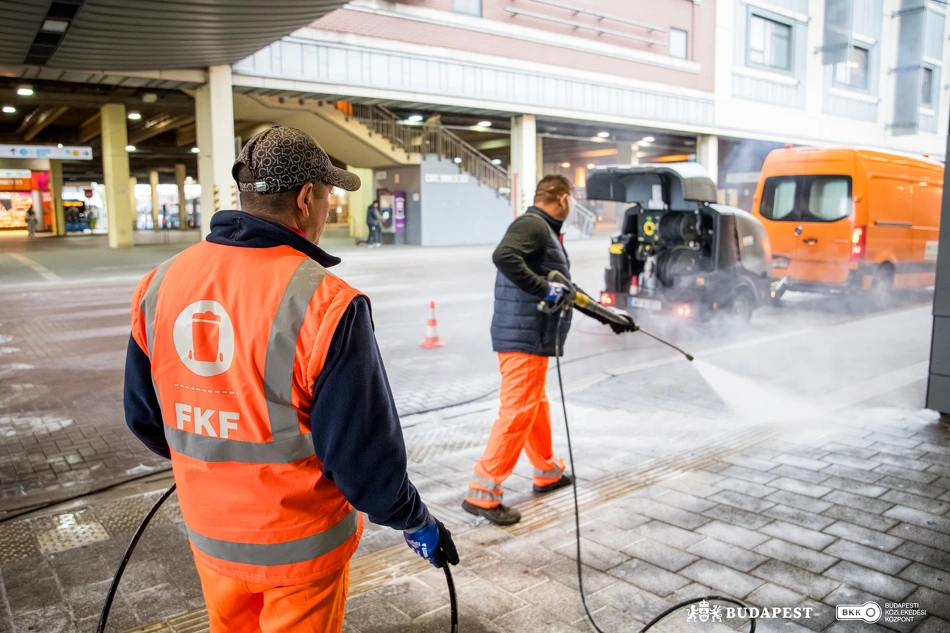 Köztisztasági akció a KÖKI-nél.
