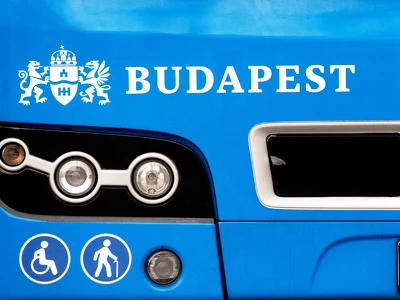 Közeli fotó egy BKK busz fényszórójáról