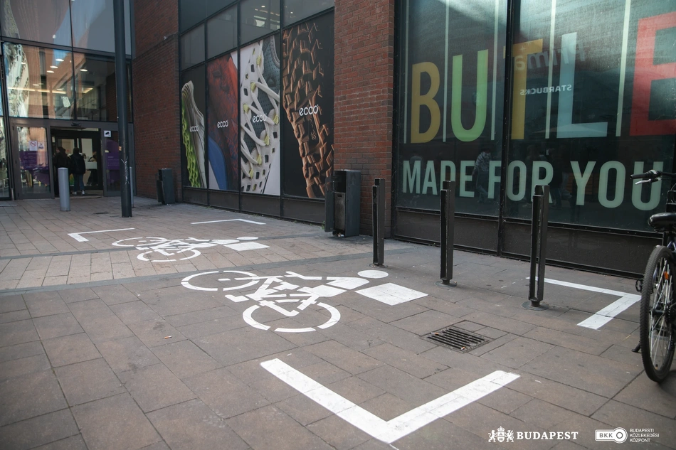 Kerékpáros futárok számára kijelölt hely a VIII. kerületben