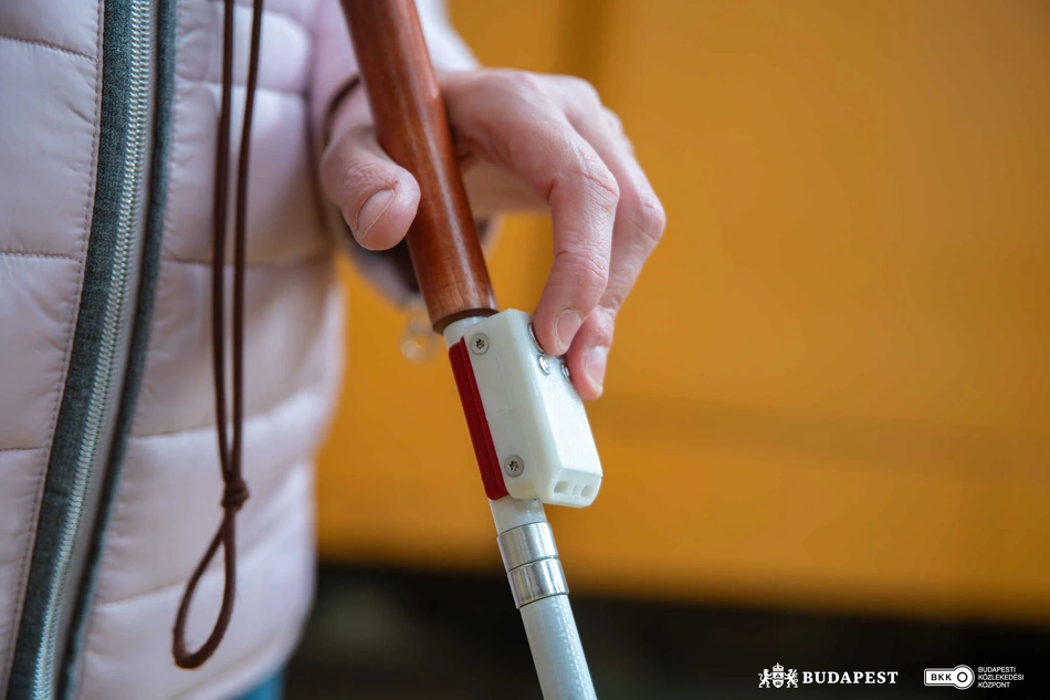Távirányító gombját nyomja egy látássérült ember