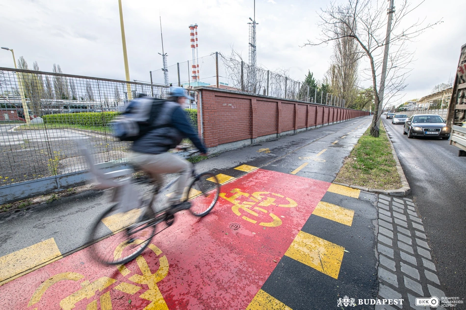 Kerékpározás városban.