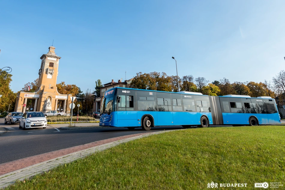 BKK illusztráció: busz a temető előtt.