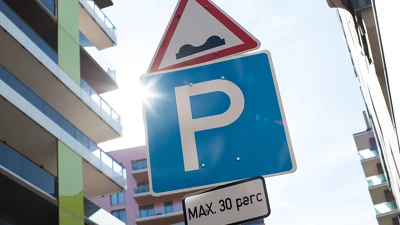 Új parkolási megoldások a főváros több kerületében – a Corvin-negyednél félórás várakozóhelyek és ételfutár-parkolók, Újpesten K+R hely létesült