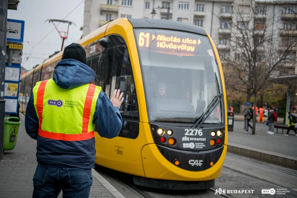 Köztisztasági akció a Móricz Zsigmond körtéren.