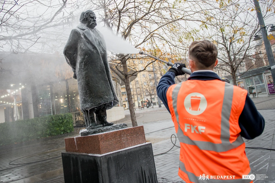 Köztisztasági akció a Móricz Zsigmond körtéren.