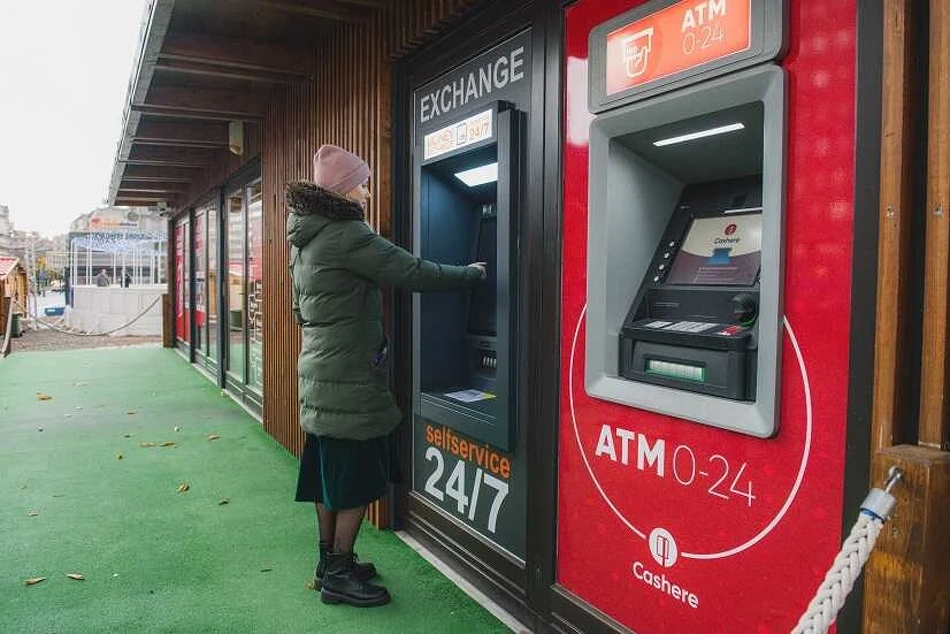 Vásárló a valótaváltó automatánál