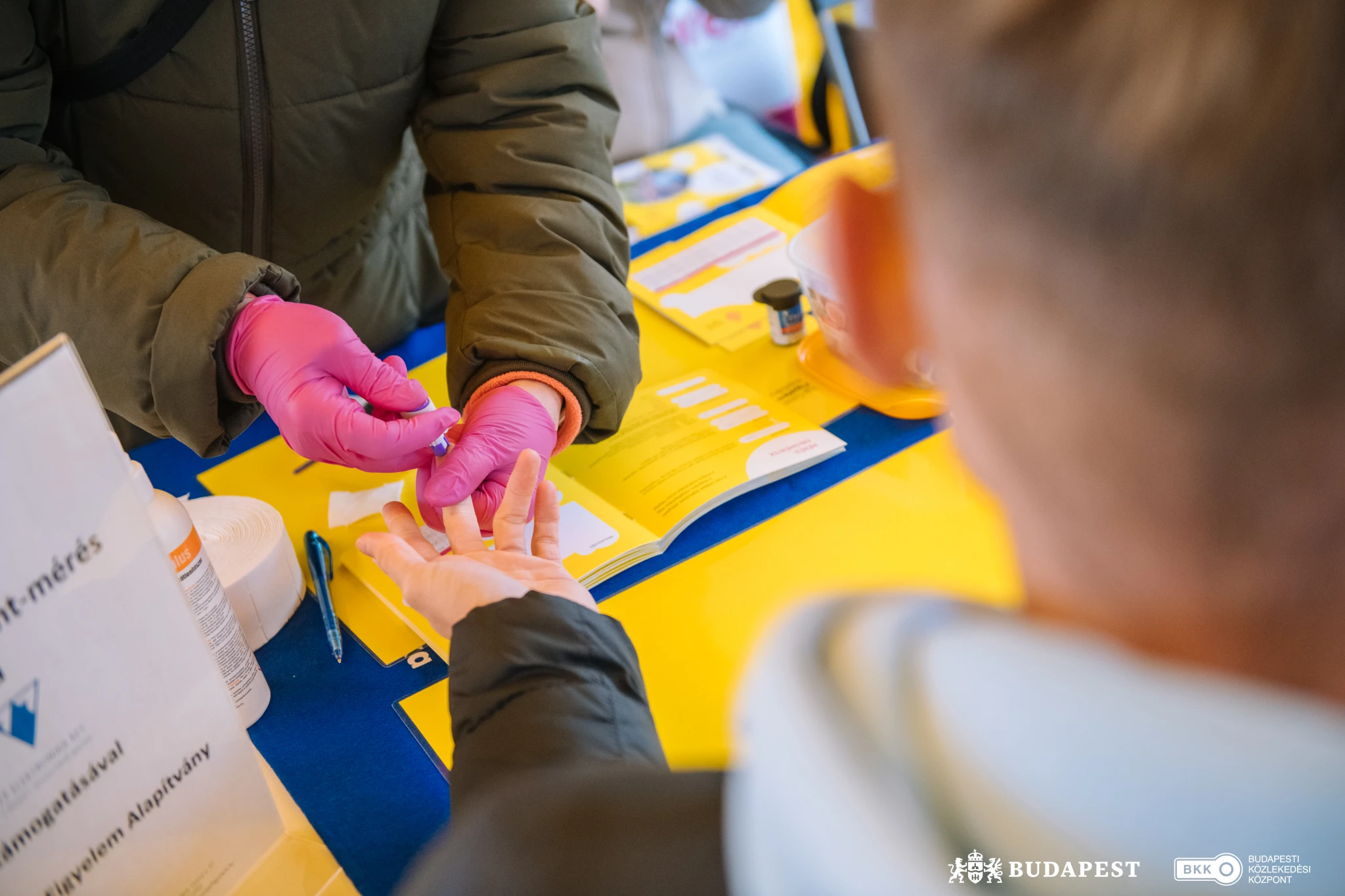 Ingyenes vércukormérés a Széll Kálmán téren