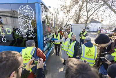 Körmendi Anikó az Arriva Hungary Zrt. vezérigazgatója és Bodor Ádám a BKK mobilitásfejlesztési vezérigazgató-helyettese egy új BYD elektromos autóbusz mellett az Arriva Hungary Zrt. sajtóeseményén, 2025. november 28-án.