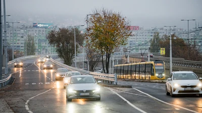 November 21-én, péntek este kezdődik a Flórián téri felüljárók felújításának második üteme – nehezebb lesz autóval az Árpád hídon Pestről Budára közlekedni