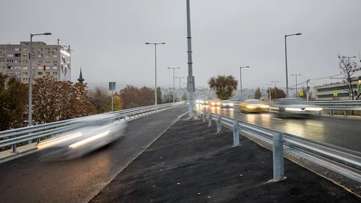 Szerdától ideiglenes buszsáv segíti a közösségi közlekedést az Árpád híd Pestről Budára vezető oldalán
