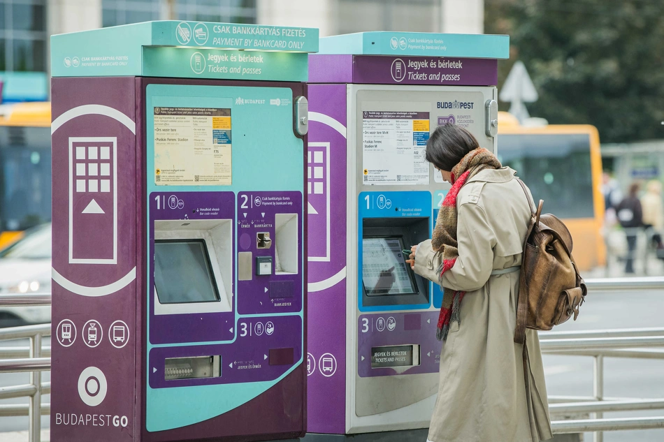 Vásárló egy BKK automatánál