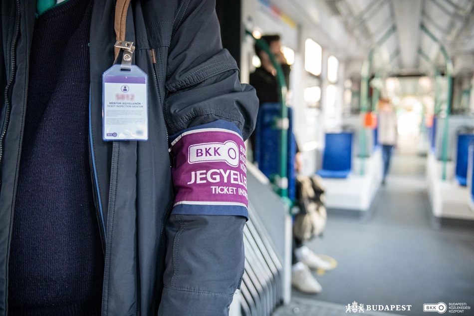 BKK-jegyellenőr az 1-es villamoson.