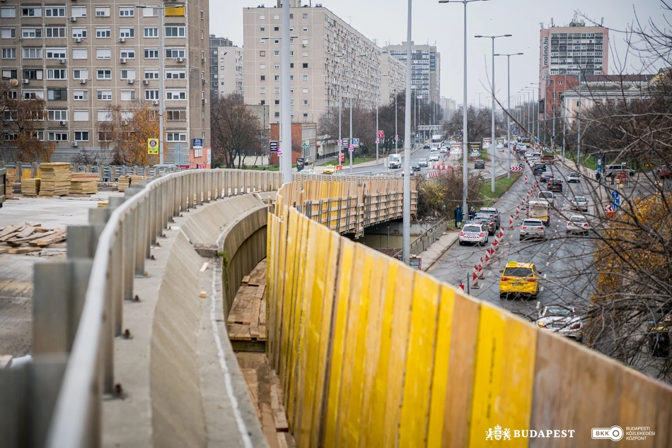 Munkavégzés a Flórián téri felüljárón.