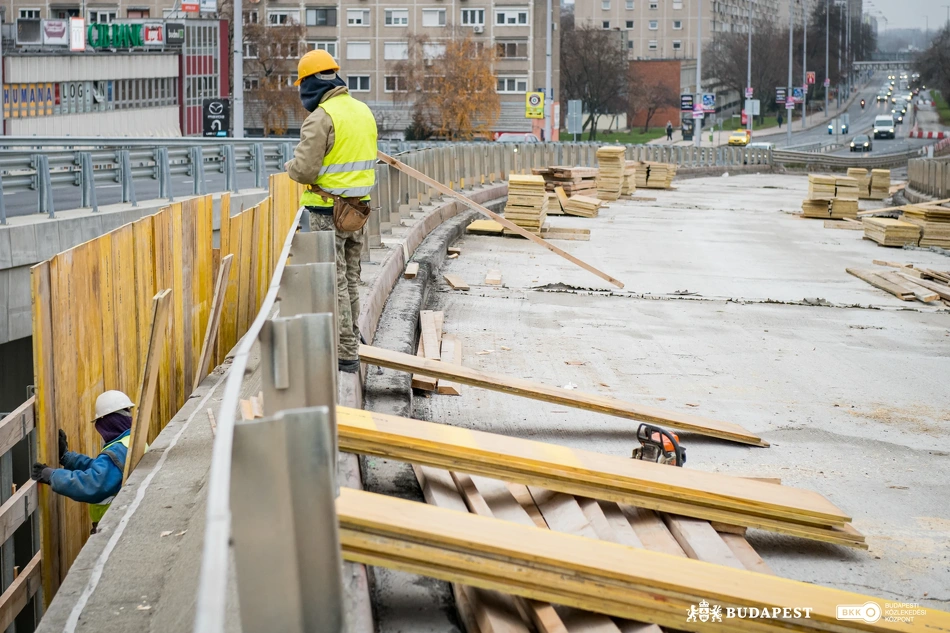 Munkavégzés a Flórián téri felüljárón.