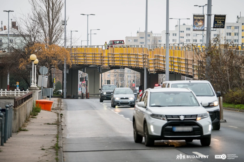 Munkavégzés a Flórián téri felüljárón.