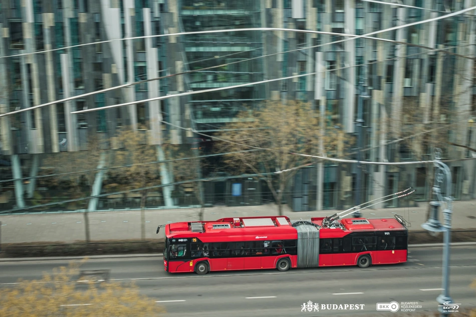 Korszerű trolibusz Budapesten.