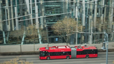 Fővárosi segítséggel, uniós forrásból újult meg a budapesti troliflotta – aláírta a támogatási szerződést a BKK