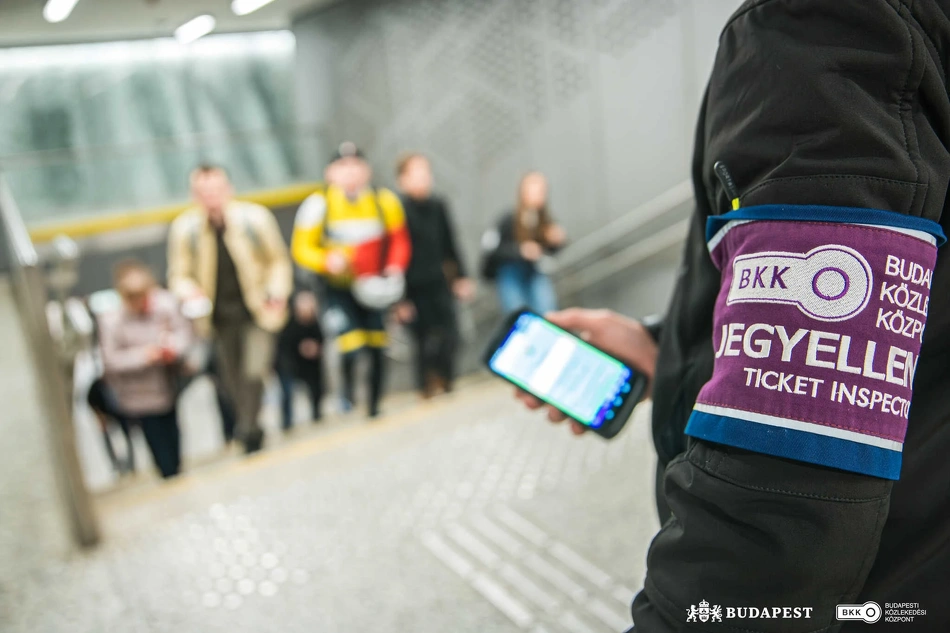 Jegyellenőrzés egy metrókijáratnál