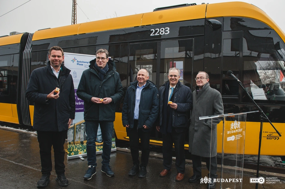 Az esemény résztvevői a villamos előtt