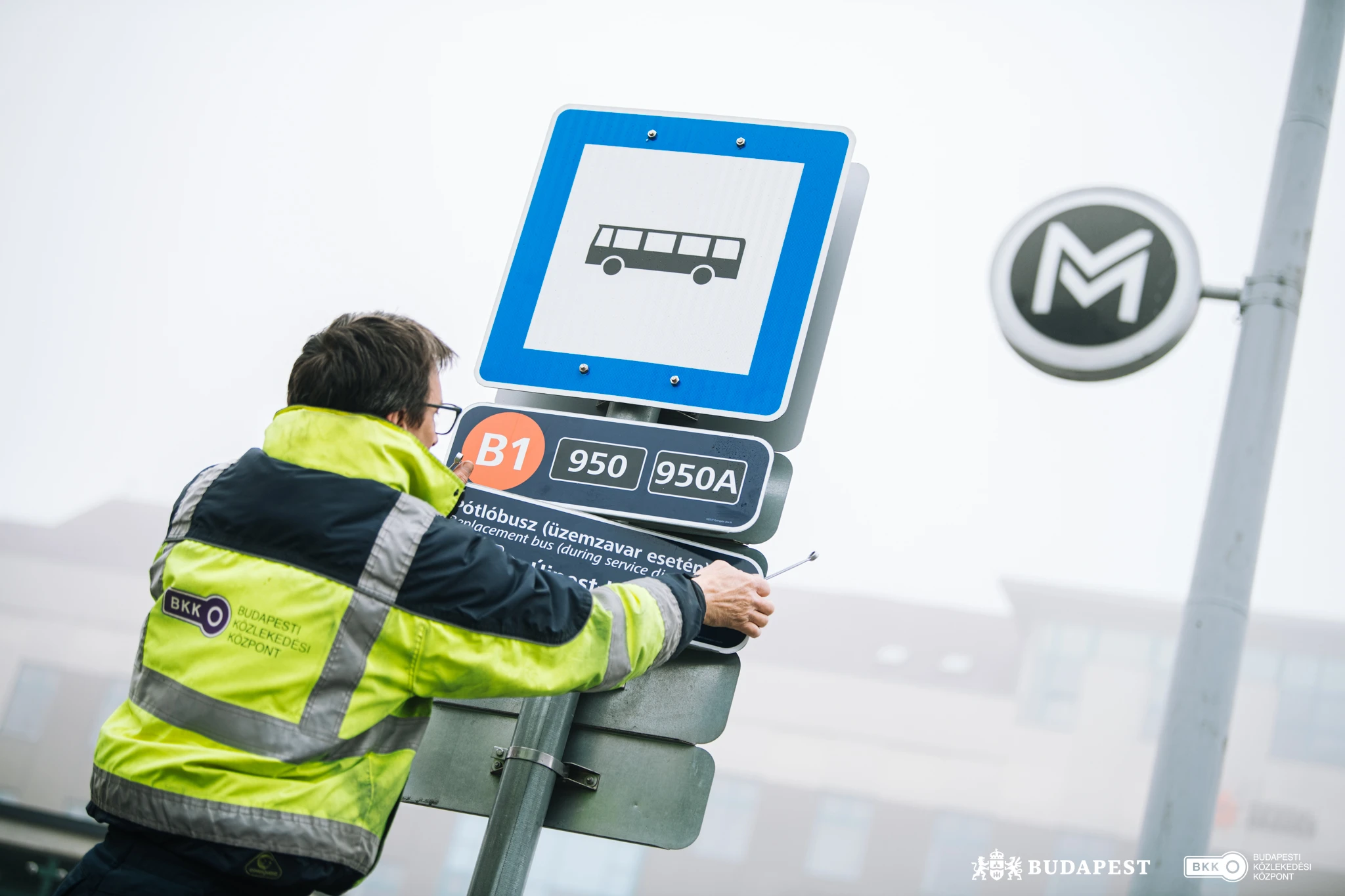 Új megállótábla felszerelése a Gyöngyösi utcánál