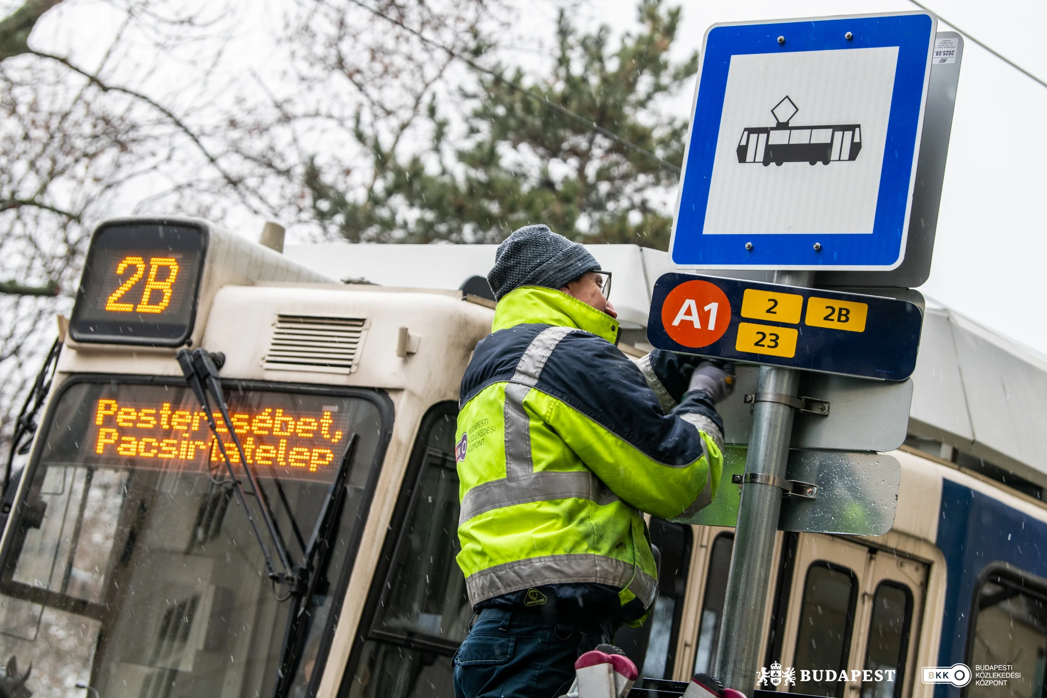 Új utastájékoztató táblák kihelyezése a Jászai Mari téren