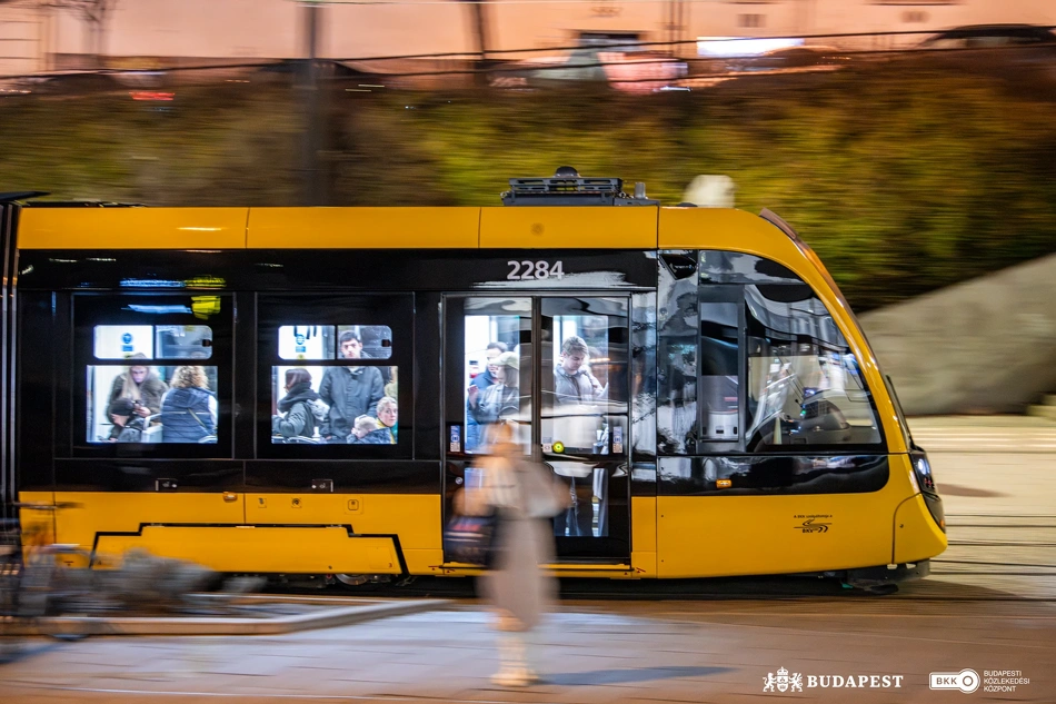 2284-es CAF-villamos.