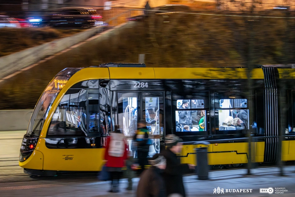2284-es CAF-villamos.