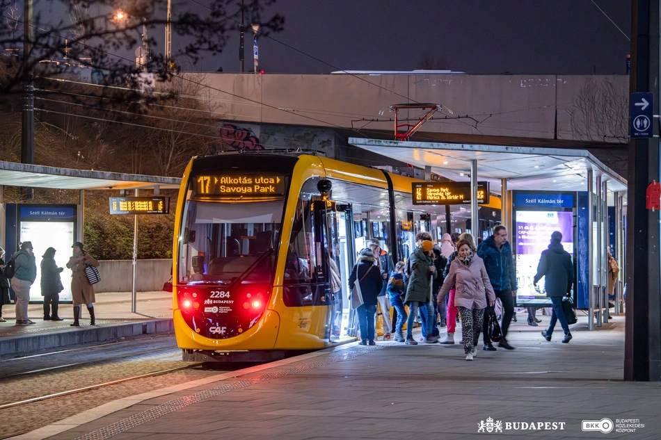 2284-es CAF-villamos.