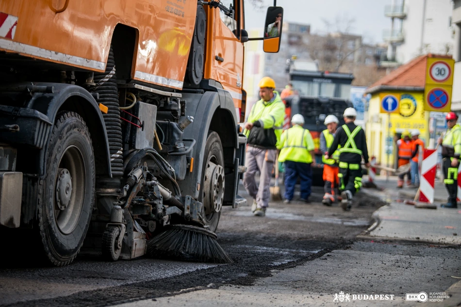 Elkezdődött az útfelújítás Újpesten.