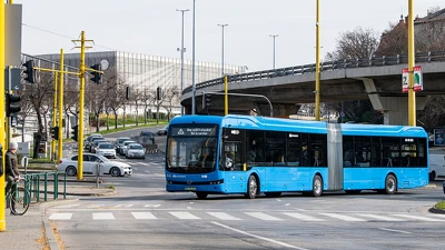 Már teszten az első elektromos csuklós buszok