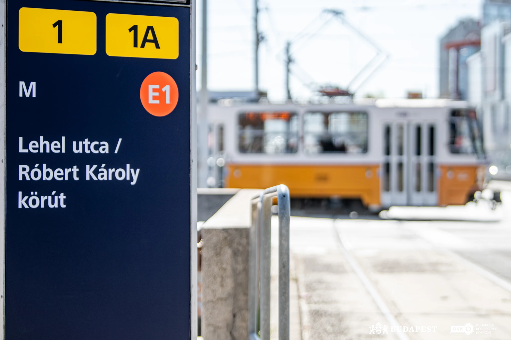 Új megállóhelytáblák a Lehel utca / Róbert Károly körút csomópontban