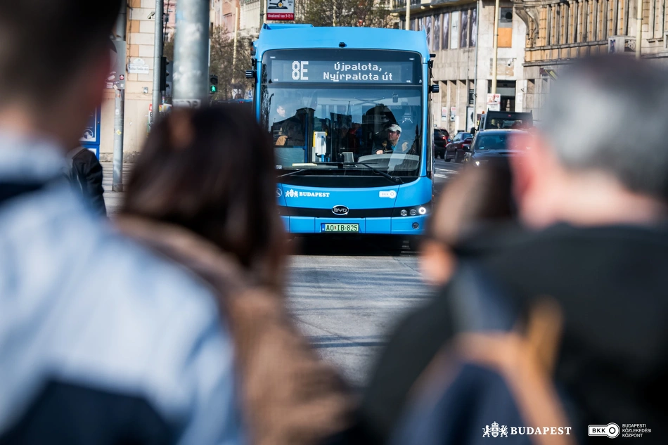 Közeledő elektromos BYD busz