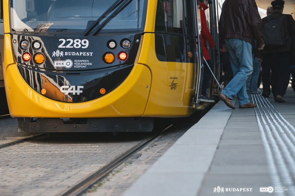 CAF-villamos forgalomban.