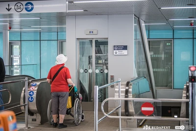 Metróhoz vezető ferdelift előtt várakozók