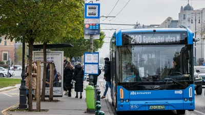 Közlekedés a Hősök terén és az Andrássy úton április 10-én